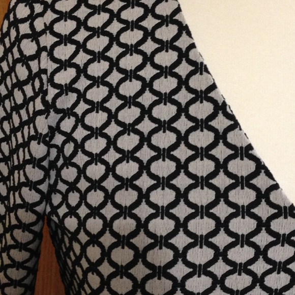 Karen Kane Black and White Patterned Blouse - Picture 5 of 6